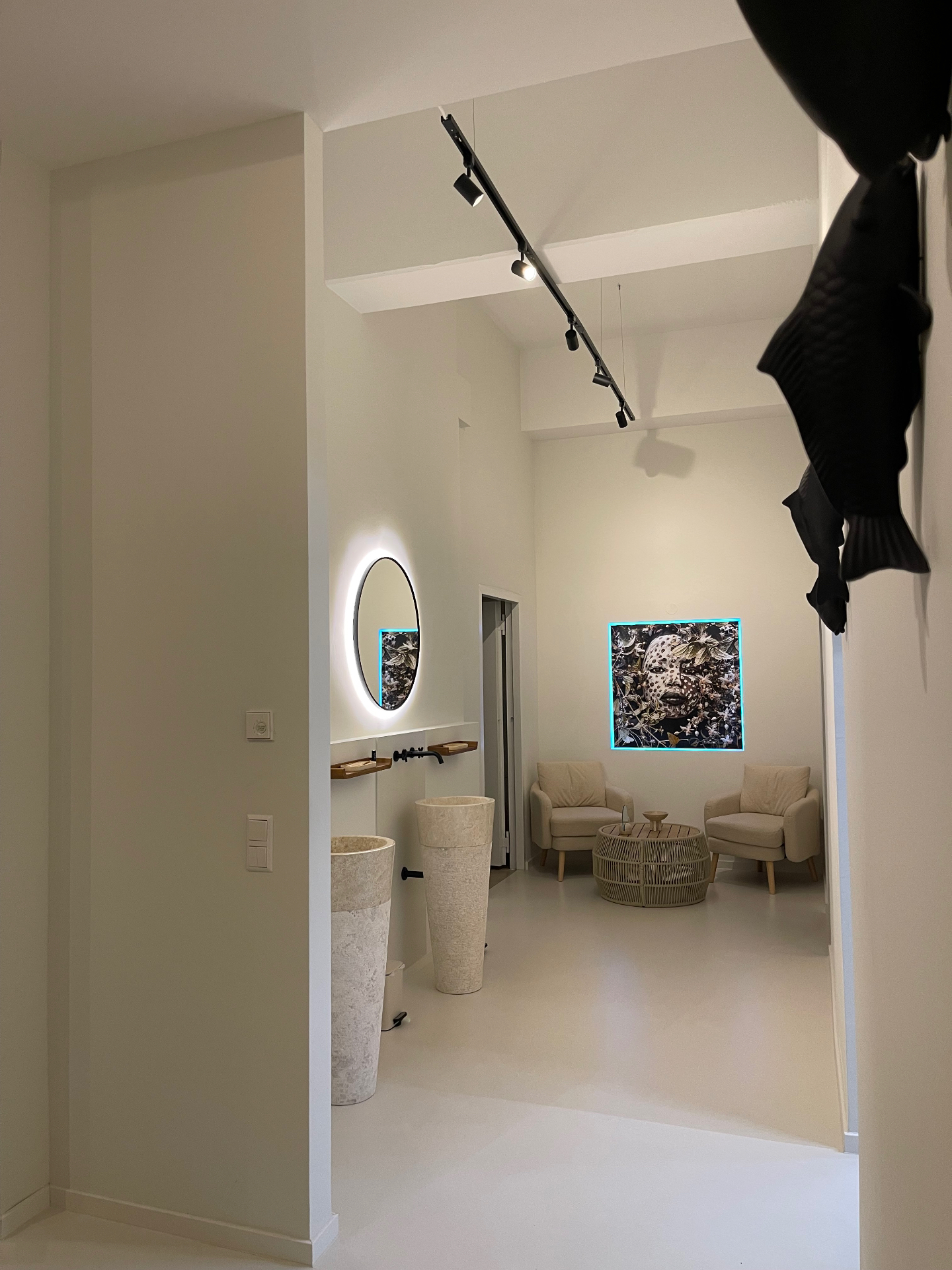 Waschbereich mit Steinwaschbecken und Kunstwerk